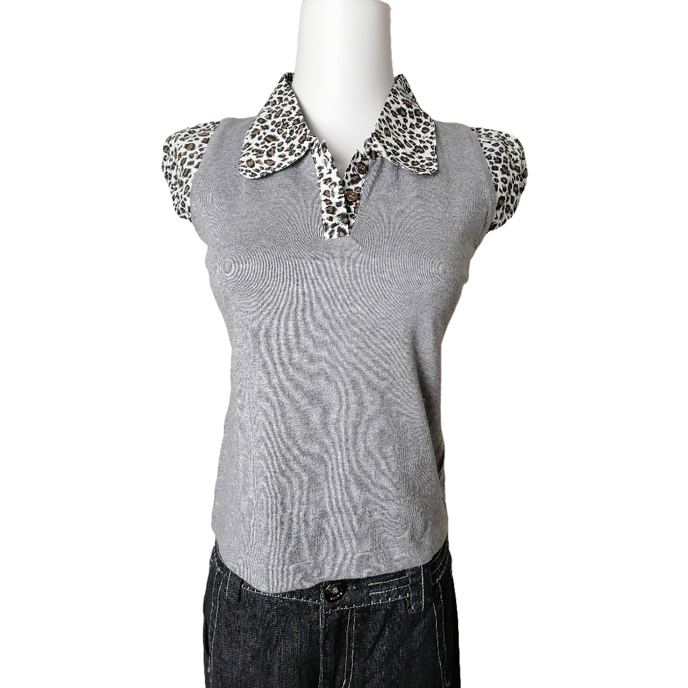 🏹 M, grey knit top with leopard print collar and short sleeves